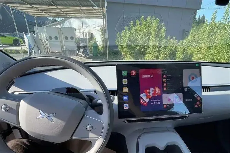 XPENG MONA M03 내부 스파이 사진은 여기, Tesla Model 3와 유사하게 단순성에 중점을 두었습니다.