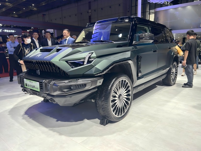 2025 Shanghai Auto Show : Mengshi 917 Jiaolong Battle Armor Long- 휠베이스 에디션의 가격은 1.098 백만 위안이며 199대로 제한됩니다.