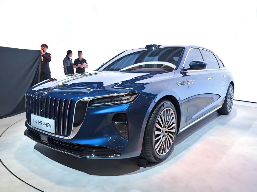 하이브리드 파워 트레인에 2.0t 플러그로 구동되는 Hongqi H9 PHEV는 2025 년 하반기에 출시 될 예정입니다.